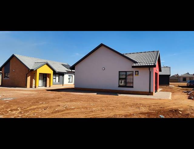4 BEDROOM HOUSE FOR SALE IN LENASIA SOUTH